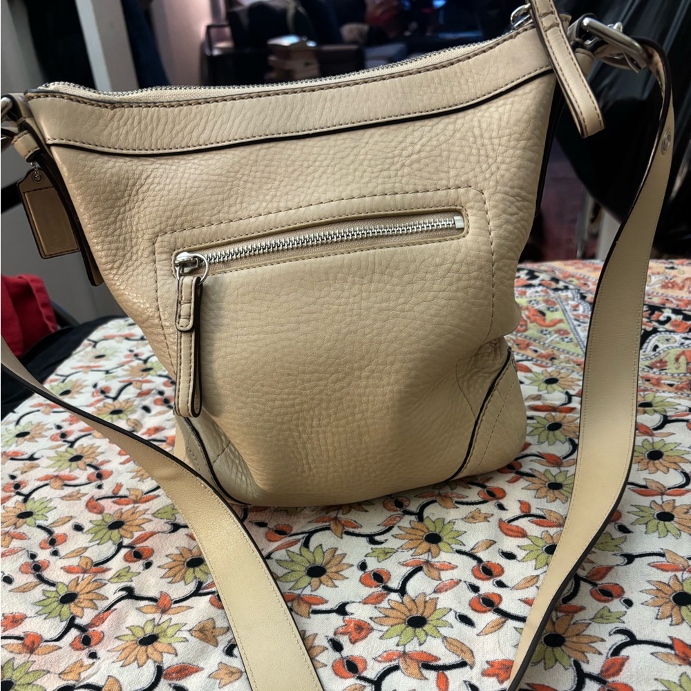 vintage Coach Elegant Cream pebbled leather cross body handbag